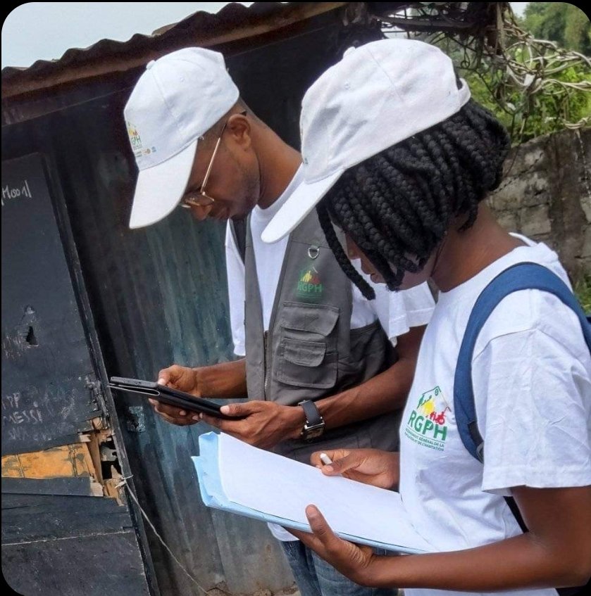 RGPH_Cg's tweet image. #J6 du #RGPH-5 
À #Mpiere_mpiere dans l'arrondissement #Mfilou à Brazzaville, des agents recenseurs studieux à leur poste ce dimanche matin.
Plusieurs ménages numérotés et dénombrés. 
#Agents_Recenseurs_de_qualité
#OuvronsNosPorteAuRecensement.
