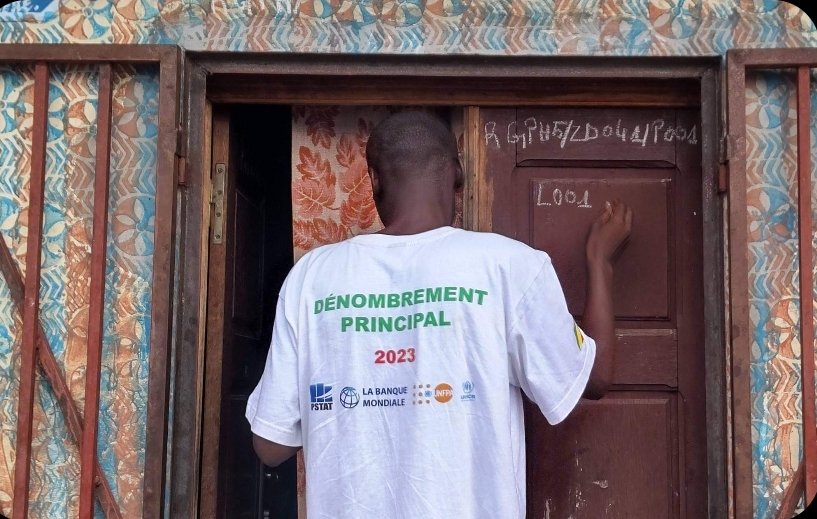 RGPH_Cg's tweet image. #J6 du #RGPH-5 
À #Mpiere_mpiere dans l'arrondissement #Mfilou à Brazzaville, des agents recenseurs studieux à leur poste ce dimanche matin.
Plusieurs ménages numérotés et dénombrés. 
#Agents_Recenseurs_de_qualité
#OuvronsNosPorteAuRecensement.