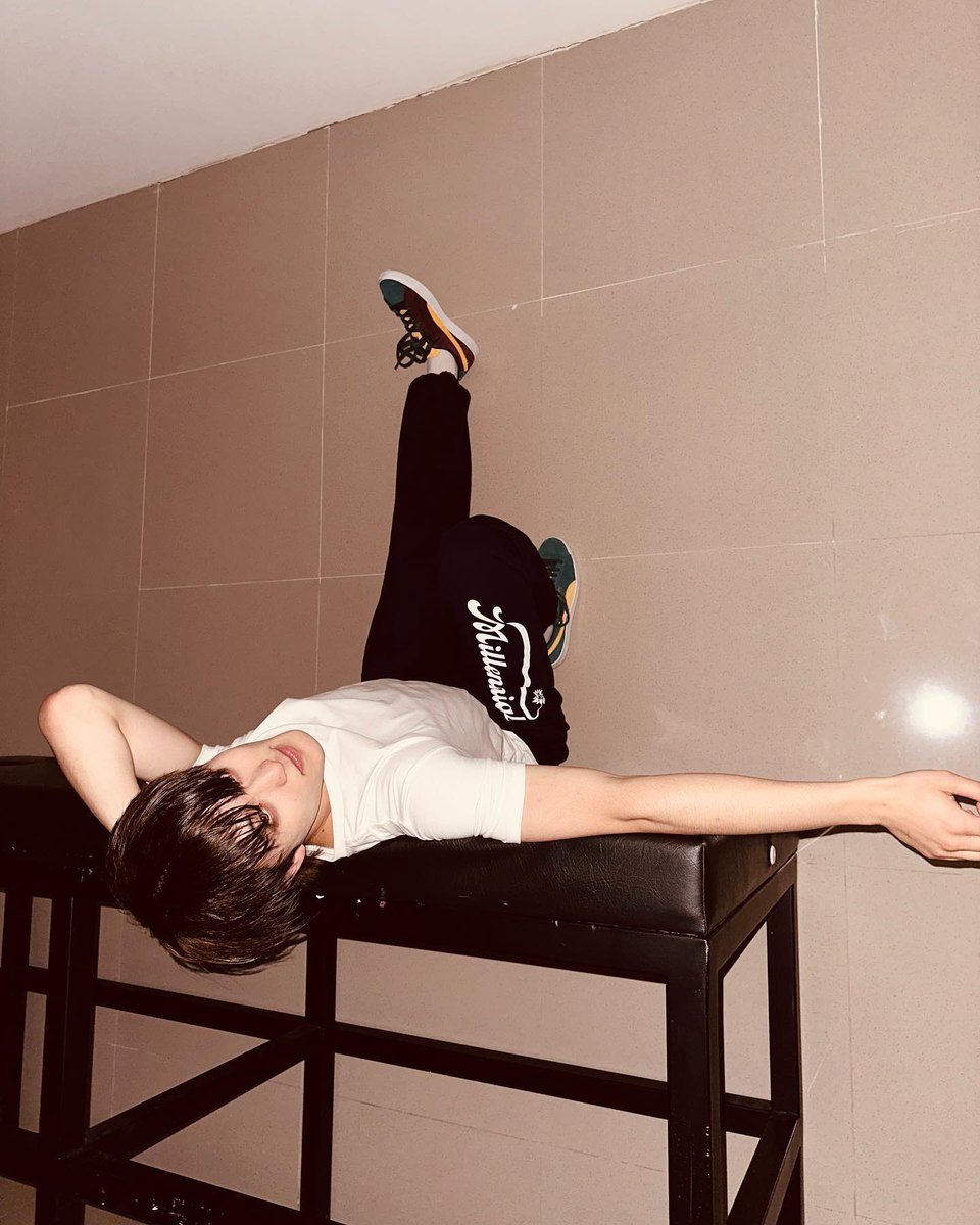 LMKFEED's tweet photo. [230430] onyourm__ark instagram  

feeling flexible in #manila 🙏 https://t.co/a1pPL09RXp