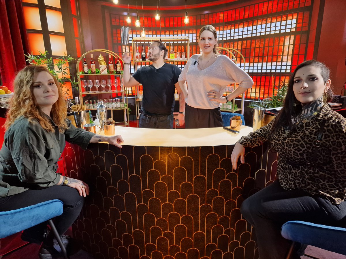 DamDamOfficial's tweet photo. C'est parti pour #POINTBAR , l'émission cocktail & discussion !
➡️ TTV/ DamDamLive ⬅️
Notre invitée est @mythiXTrinity et son invitée @sarahlechatttt
A la carte : "Pourquoi vouloir changer de vie ?"
Présenté par @Poka_Guru et moi, réalisé par @WGozulting !
#Sponsorisé https://t.co/uvmdpX68Pv