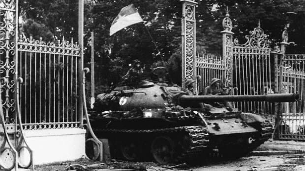 AvionRojoo's tweet photo. 30 de abril de 1975 el ejército del Frente de Liberación Nacional de Vietnam entra victorioso en Saigón! Esto marca la derrota final del imperialismo estadounidense en ese país tal como ocurrió antes con Francia y Japón. Los líderes y artífices indiscutidos de esta victoria por la independencia además del bravo pueblo vietnamita son Ho Chi Minh y el general Vo Nguyen Giap. 
Honor y gloria ✊🏽