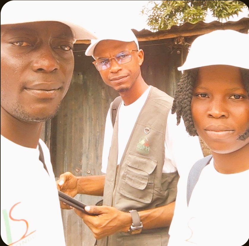 CongoUnfpa's tweet image. #J6 du #RGPH-5 
À #Mpiere_mpiere dans l'arrondissement #Mfilou à Brazzaville, des agents recenseurs studieux à leur poste ce dimanche matin.
Plusieurs ménages numérotés et dénombrés. 
#Agents_Recenseurs_de_qualité
#OuvronsNosPorteAuRecensement.