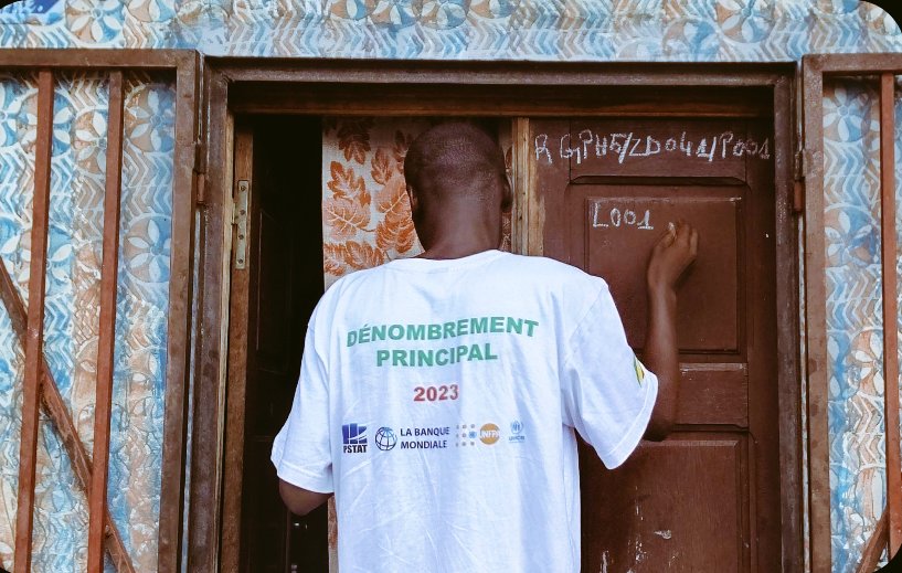 CongoUnfpa's tweet image. #J6 du #RGPH-5 
À #Mpiere_mpiere dans l'arrondissement #Mfilou à Brazzaville, des agents recenseurs studieux à leur poste ce dimanche matin.
Plusieurs ménages numérotés et dénombrés. 
#Agents_Recenseurs_de_qualité
#OuvronsNosPorteAuRecensement.