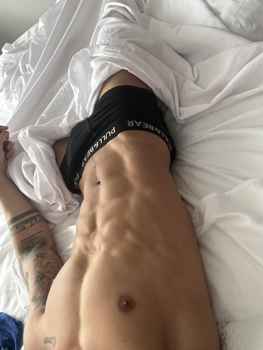 gusxten's tweet photo. Me acabo de levantar, será que seguimos en cama ?😈😈😈🔞
•
•
•
📸📸📸📸 https://t.co/VHFO8zFpeK https://t.co/dZNs5mzVpk