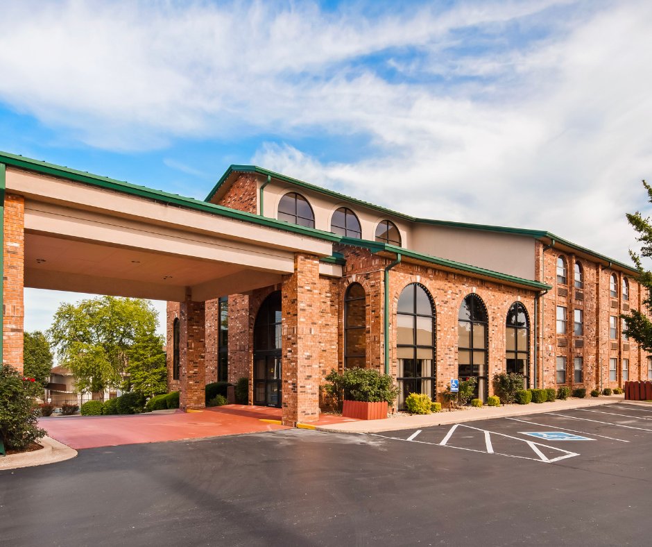 iBranson's tweet photo. Make your Branson vacation even better with a stay at the Best Western Music Capital Inn! Our hotel offers free breakfast, an indoor pool, and comfortable rooms. Book now: https://t.co/rTW9idbmi1 https://t.co/cNaJoQ2CQn