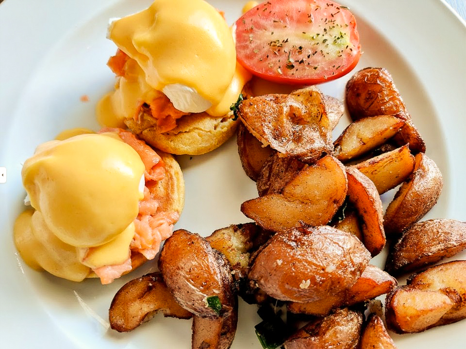 ProvenceMarina's tweet image. Our #smokedsalmonbenedict features corn pancakes topped with two #poachedeggs, #hollandaise sauce and served with a side of #Provence breakfast potatoes and Provençal roasted tomato. 🍳🍅

Find it on our full #brunch and #brunchfavourites menus: provencemarinaside.ca/brunch
