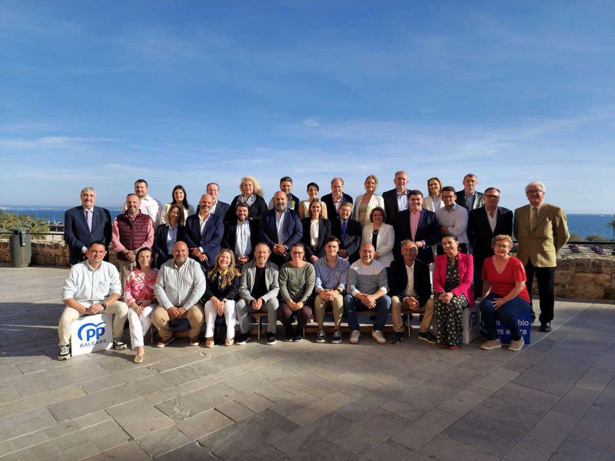 OscarFidalgoB's tweet photo. Un grupo de gente como tú 💙. Liderados por @JaimeMartinez en el mejor proyecto político para el futuro de Palma @popularespalma. Dispuestos a dar lo mejor de sí mismos en mejorar la vida de nuestros vecinos, y nuestra ciudad. Será #lamejorciudaddelmundo https://t.co/ayrFleIlRc