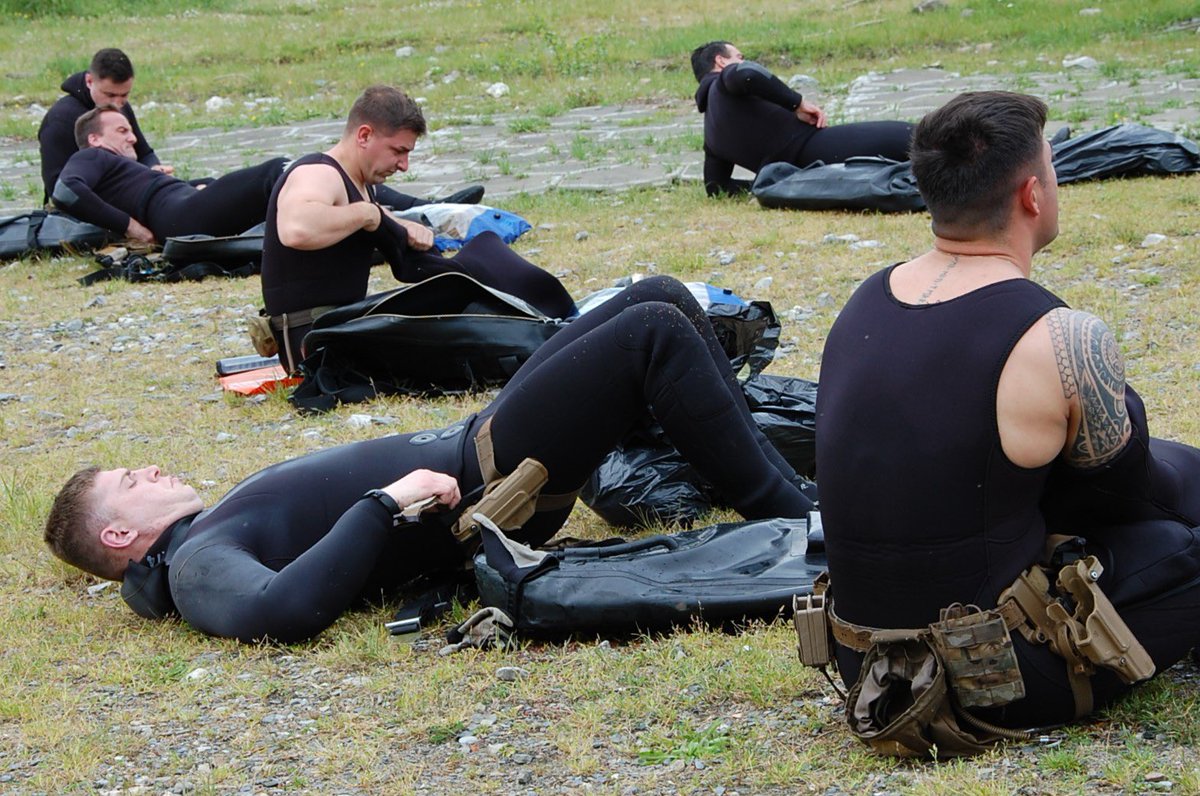 9_BIMa_AdT's tweet photo. 1er Camp Delayen fluvial : les équipiers du #GAEA de la 9 initiés cette semaine aux techniques de changement de milieu et d’infiltration fluviale des plongeurs de combat du #6_RG dans le cadre de leur montée en puissance pour #UNITAS.
#SoldatsOps #PrêtsAuCombat #DeCombat https://t.co/CZonCTEvjO