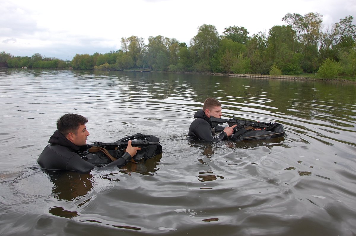 9_BIMa_AdT's tweet photo. 1er Camp Delayen fluvial : les équipiers du #GAEA de la 9 initiés cette semaine aux techniques de changement de milieu et d’infiltration fluviale des plongeurs de combat du #6_RG dans le cadre de leur montée en puissance pour #UNITAS.
#SoldatsOps #PrêtsAuCombat #DeCombat https://t.co/CZonCTEvjO