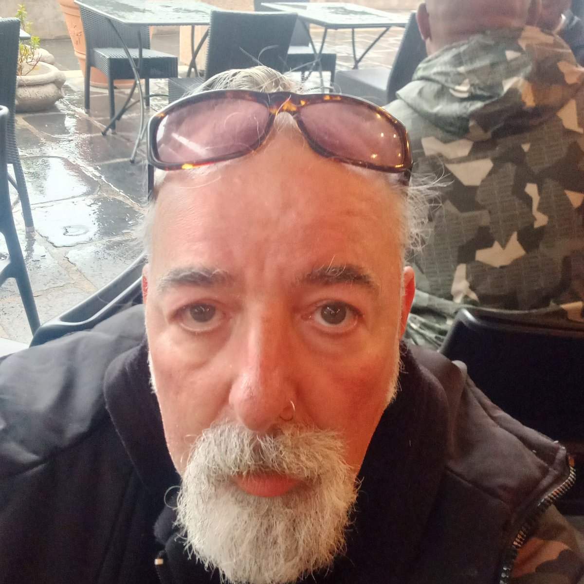 Non mi sento più altezza per una storia d amore non ho più sentimenti per nessuno la droga mi ha rovinato la vita adesso mi sento vuoto mi sento solo una iena 666 maculata razza bastarda