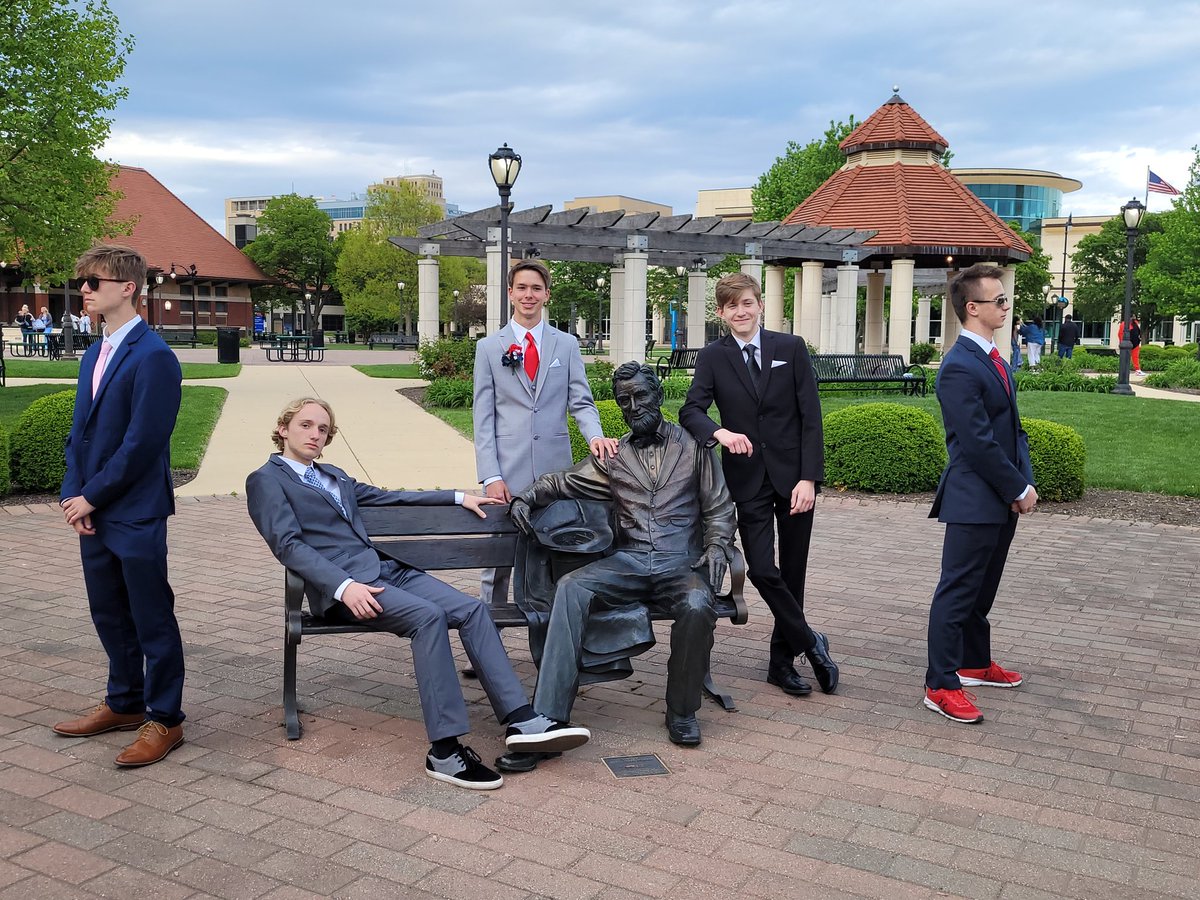 KimMaisch's tweet photo. Modern Day Team of Rivals? #AbrahamLincoln #SpringfieldIL #ALPLM #PPHSPROM2023 https://t.co/sknZFFjFPZ
