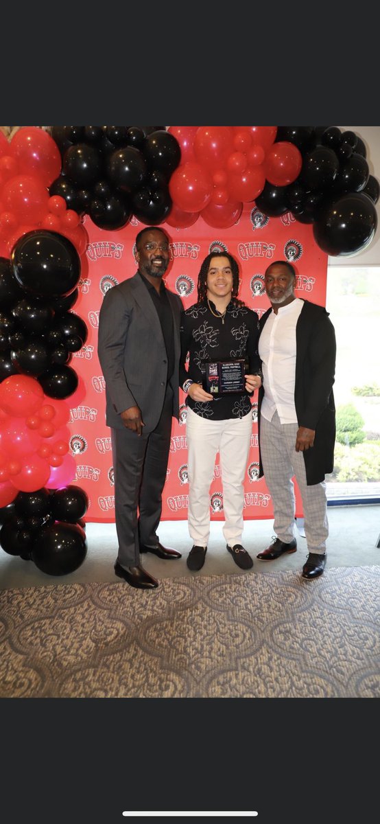 cx_lindsey's tweet photo. Last Sunday I was voted by my coaches and won Underclassmen of the Year and Special Teams player of the year‼️ Thank you @vpat122 @Fields_70 @quip_nation https://t.co/hzP6oTMPtD