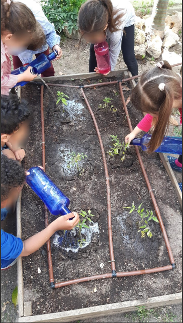 quevedo_va's tweet photo. Con este calor , toca regar...nuestras plantas lo van a agradecer..
@educacyl https://t.co/W0XyxLT4NC