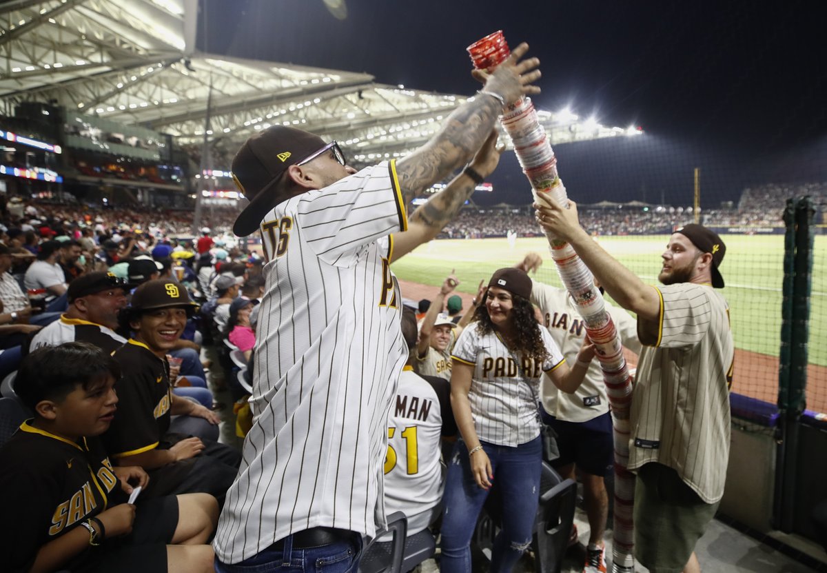 LaJornada's tweet image. ⚾️ #MLBenMéxico |
Ayer, en el primer partido de temporada regular en #CDMX, donde @Padres derrotó 16-11 a @SFGiants, se pegaron #Jonrones como si hubiera urgencia de conectarlos todos.
bit.ly/3NtbN9p
