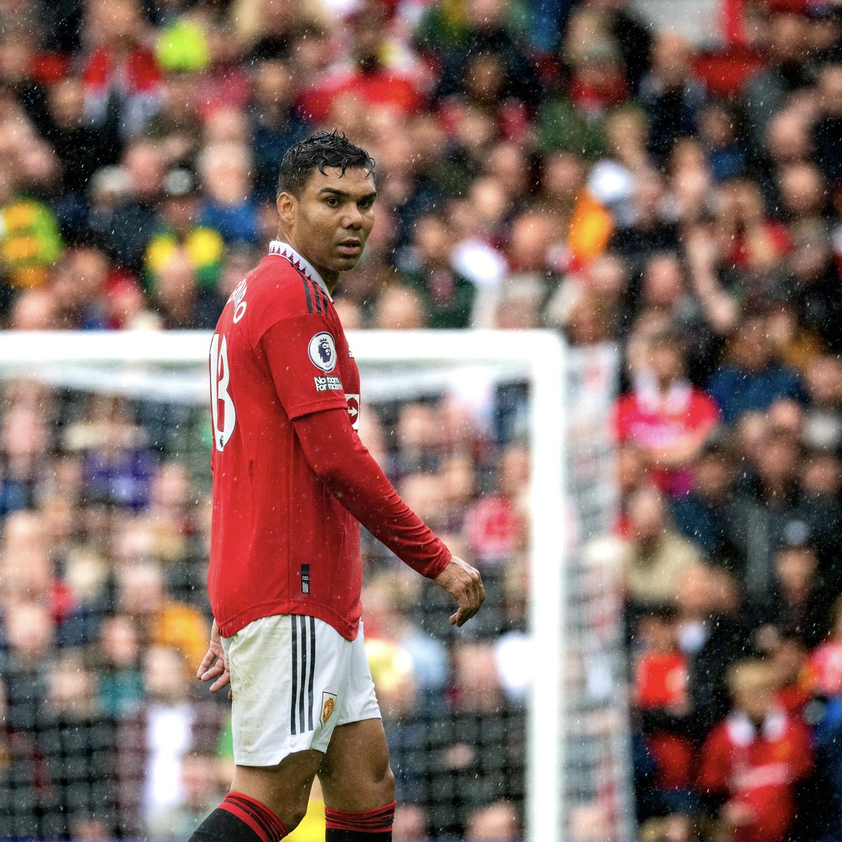 Casemiro's tweet photo. A very important three points!!

👊🏽🔴

#MUFC #MUNAVL https://t.co/T6eGkrE2w1