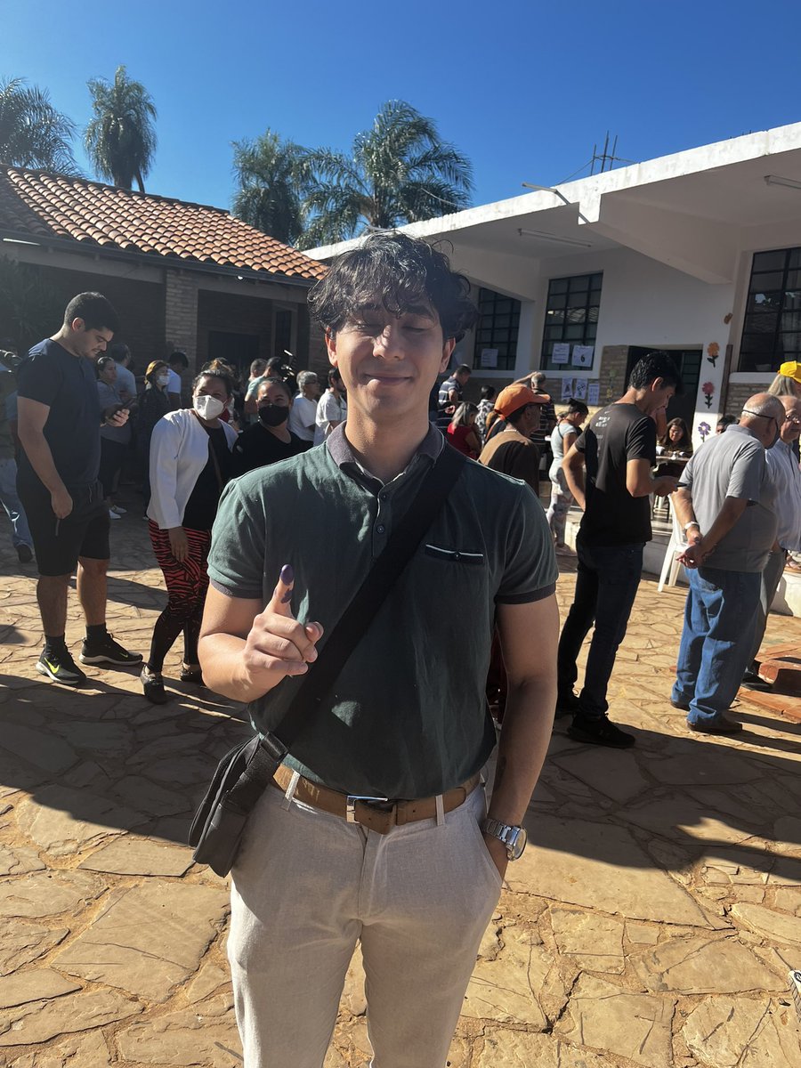 Ya voté! 🇵🇾

Y no solo eso, también empecé a recorrer diferentes centros de votación para poder brindarles una cobertura un tanto más amplia a través de mi cuenta de ig : @fabriferreira_