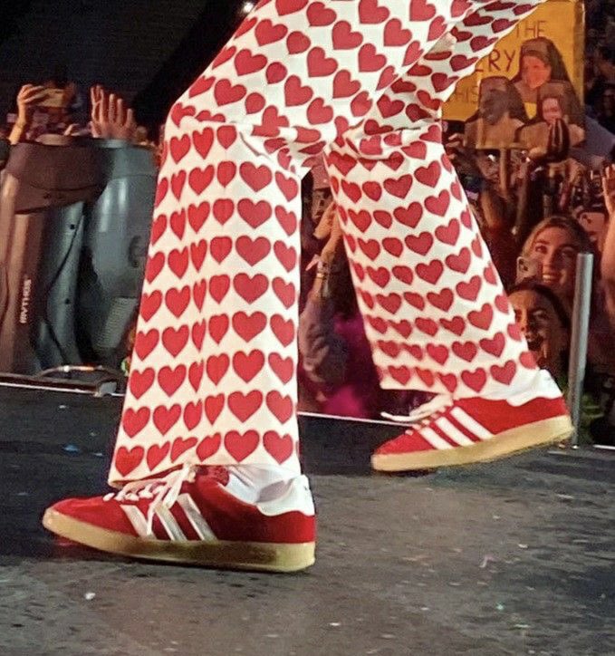 HSFEATURES's tweet photo. Harry Styles wearing satellite stompers. https://t.co/d3gukNhXV8