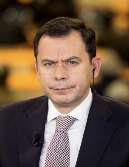 Está na hora de falarmos sobre o elefante na sala: O Luís Montenegro ser a personificação do que seria um Pedro Teixeira da Mota aos 50 anos, sem habilidades humorísticas e sem lábios.