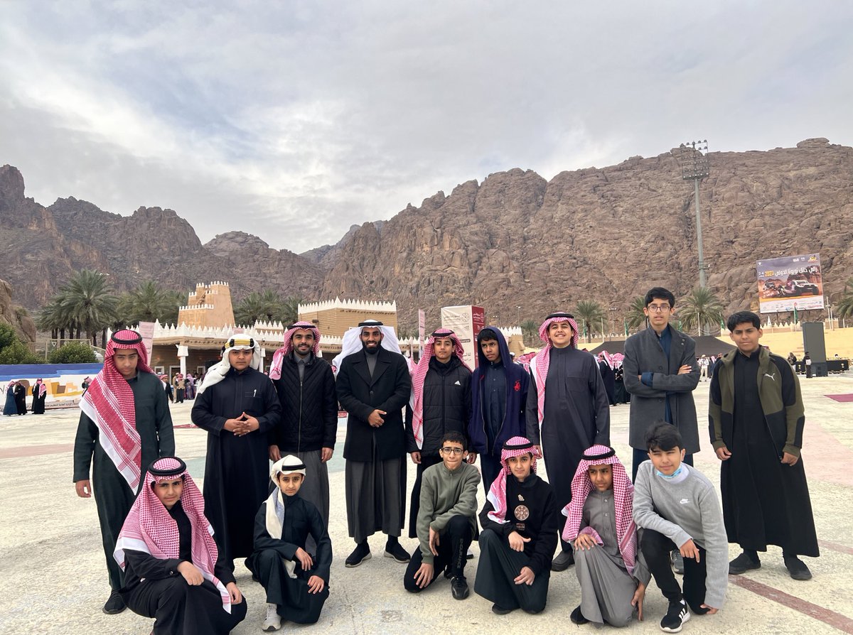 l_m3k's tweet photo. اليوم اودع الصرح التعليمي المبارك  ،اتوجه بالشكر والتقدير ل @fd_sch @Omaral_amer 

اشكر مدير المدرسة @mtfa1  وزملائي المعلمين وابنائي الطلاب 

واسال الله التوفيق والسداد في عملي الجديد 

لقطات من الذكريات الجميلة 🌹. https://t.co/3c00OdtQ5n