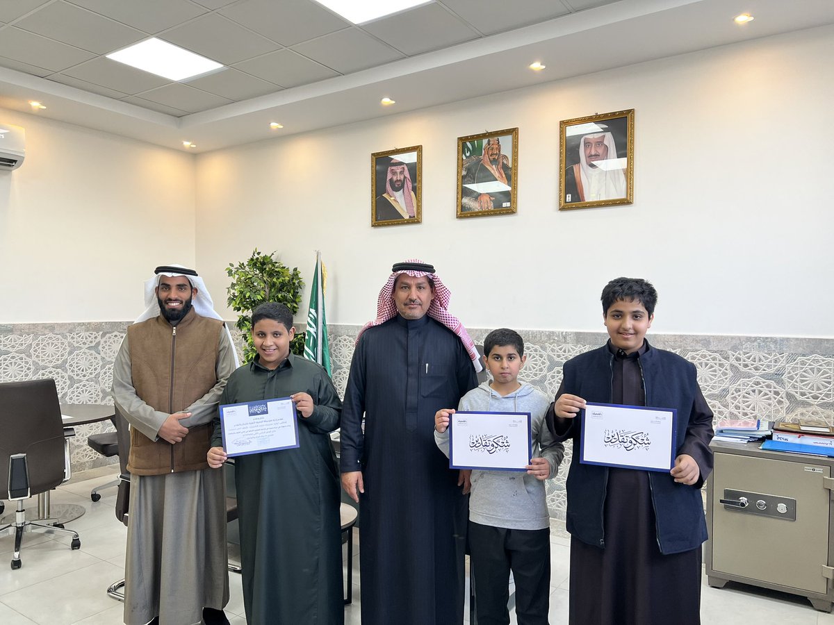 l_m3k's tweet photo. اليوم اودع الصرح التعليمي المبارك  ،اتوجه بالشكر والتقدير ل @fd_sch @Omaral_amer 

اشكر مدير المدرسة @mtfa1  وزملائي المعلمين وابنائي الطلاب 

واسال الله التوفيق والسداد في عملي الجديد 

لقطات من الذكريات الجميلة 🌹. https://t.co/3c00OdtQ5n