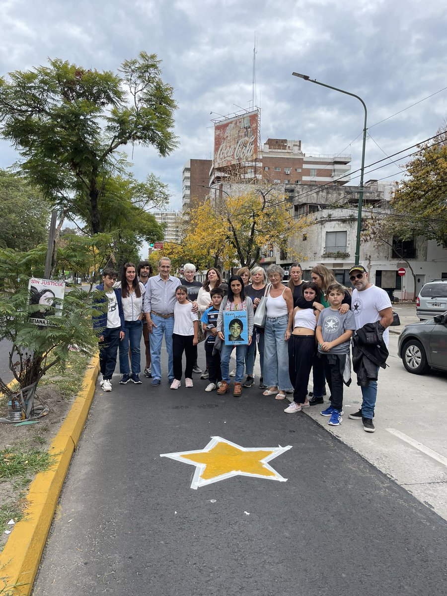 viviamperroneOK's tweet photo. Hoy junto a la familia de Tati Lozzi en @SanIsidroGob repintado su estrellita Gracias @PosseMacarena y @AresElvira por acompañar https://t.co/lZBEGmia9G