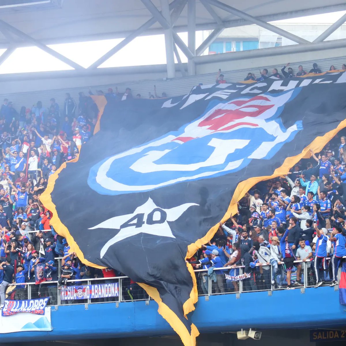 DiarioTitular's tweet photo. Así recibió la hinchada de la U a su equipo 🔵🔴

Ya juegan en el #EsterRoa ⚽️⚽️⚽️
#udechile vs #Católica https://t.co/H4CvqIEFt0