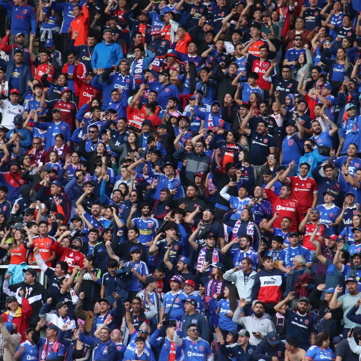 DiarioTitular's tweet photo. Así recibió la hinchada de la U a su equipo 🔵🔴

Ya juegan en el #EsterRoa ⚽️⚽️⚽️
#udechile vs #Católica https://t.co/H4CvqIEFt0