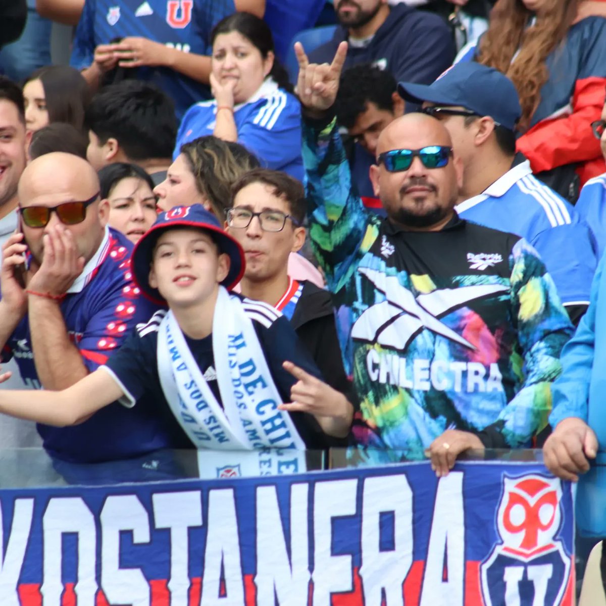 DiarioTitular's tweet photo. Así recibió la hinchada de la U a su equipo 🔵🔴

Ya juegan en el #EsterRoa ⚽️⚽️⚽️
#udechile vs #Católica https://t.co/H4CvqIEFt0