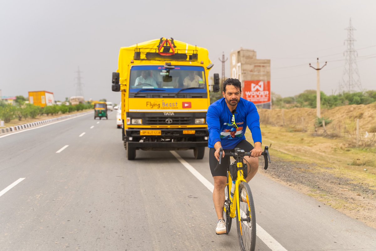 kumarabhi_07's tweet photo. RT @flyingbeast320: #DeshKaDhoni

Delhi to Chennai cycle ride for Thala !! https://t.co/UM4pRhrKTU