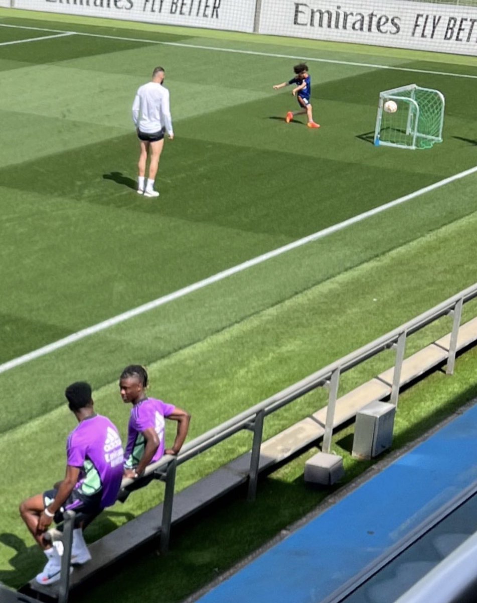 RMadrid_actu's tweet photo. ✅ La belle image du jour : 

Camavinga 🇫🇷 et Tchouaméni 🇫🇷 continuent à discuter après l'entraînement, et Benzema 🇫🇷 joue avec son fils. 🤍💫

#RealMadrid https://t.co/nnnHcQ9h5X