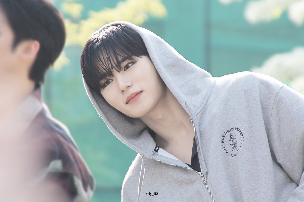 vely_112's tweet photo. 230427 로투맥 미팬
있잖아 사랑이면 단번에 바로 알 수가 있대🤍

#위아이 #WEi #준서 #김준서 #KIMJUNSEO #キムジュンソ @WEi__Official https://t.co/2St5fcLc9u