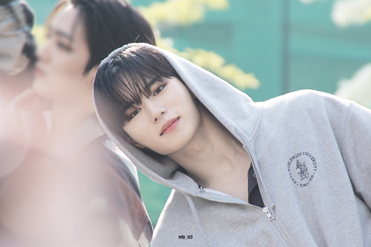vely_112's tweet photo. 230427 로투맥 미팬
있잖아 사랑이면 단번에 바로 알 수가 있대🤍

#위아이 #WEi #준서 #김준서 #KIMJUNSEO #キムジュンソ @WEi__Official https://t.co/2St5fcLc9u