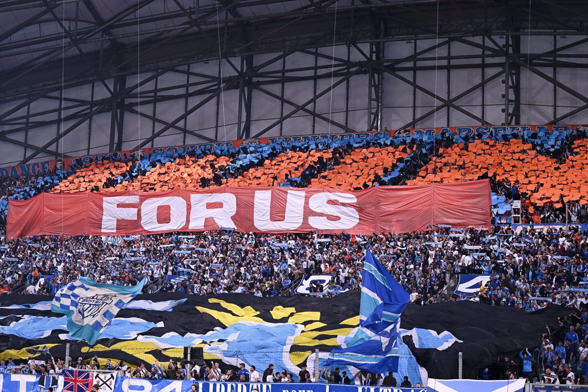 _BeFootball's tweet photo. Qui peut concurrencer le Vélodrome en terme d'ambiance et de tifos ? 🌋💙🤍 https://t.co/8qq5NgZUQ7