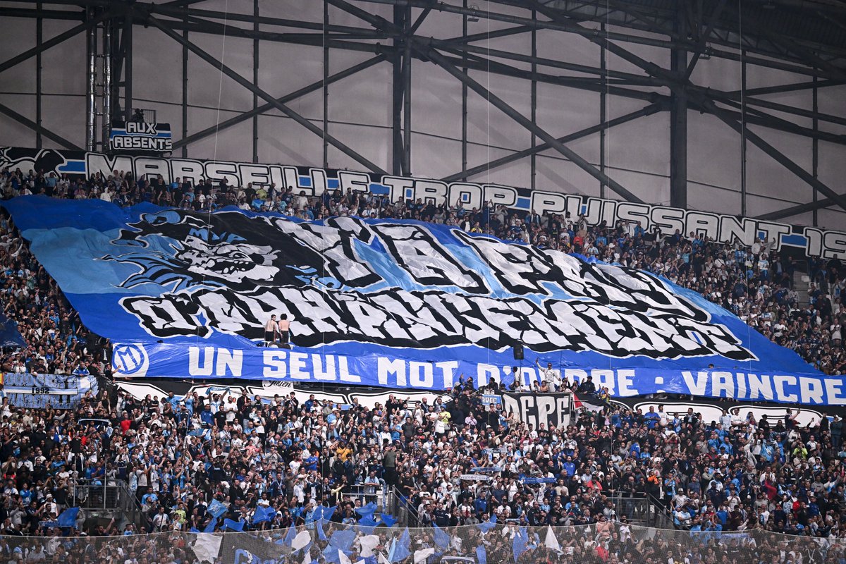 _BeFootball's tweet photo. Qui peut concurrencer le Vélodrome en terme d'ambiance et de tifos ? 🌋💙🤍 https://t.co/8qq5NgZUQ7