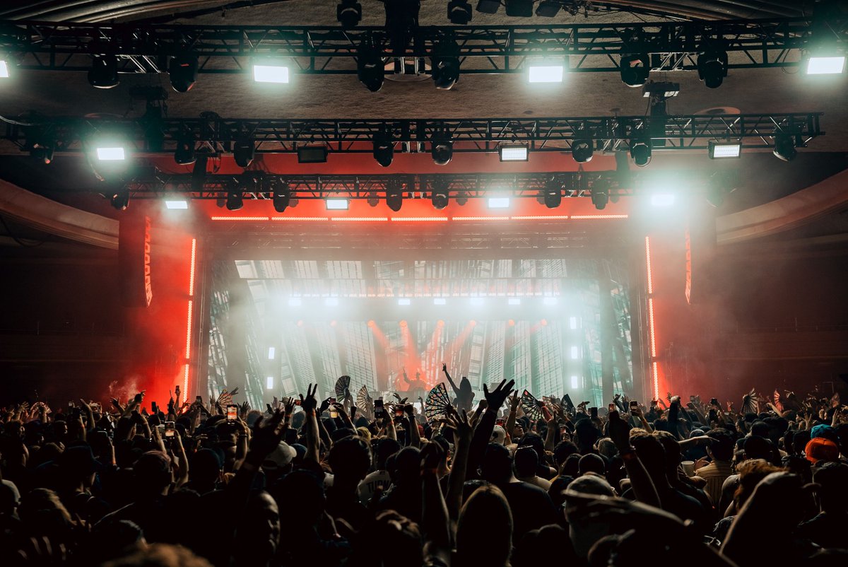 matrodamusic's tweet photo. No words to describe how crazy Palladium was 🏆

Thank you all for bringing that energy 🌹

LOS ANGELES 🖤 https://t.co/fyLoYKa33n