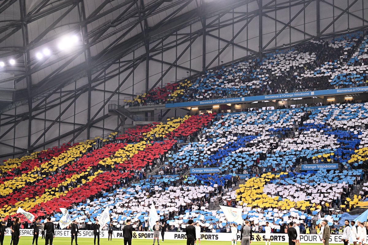 _BeFootball's tweet photo. Qui peut concurrencer le Vélodrome en terme d'ambiance et de tifos ? 🌋💙🤍 https://t.co/8qq5NgZUQ7