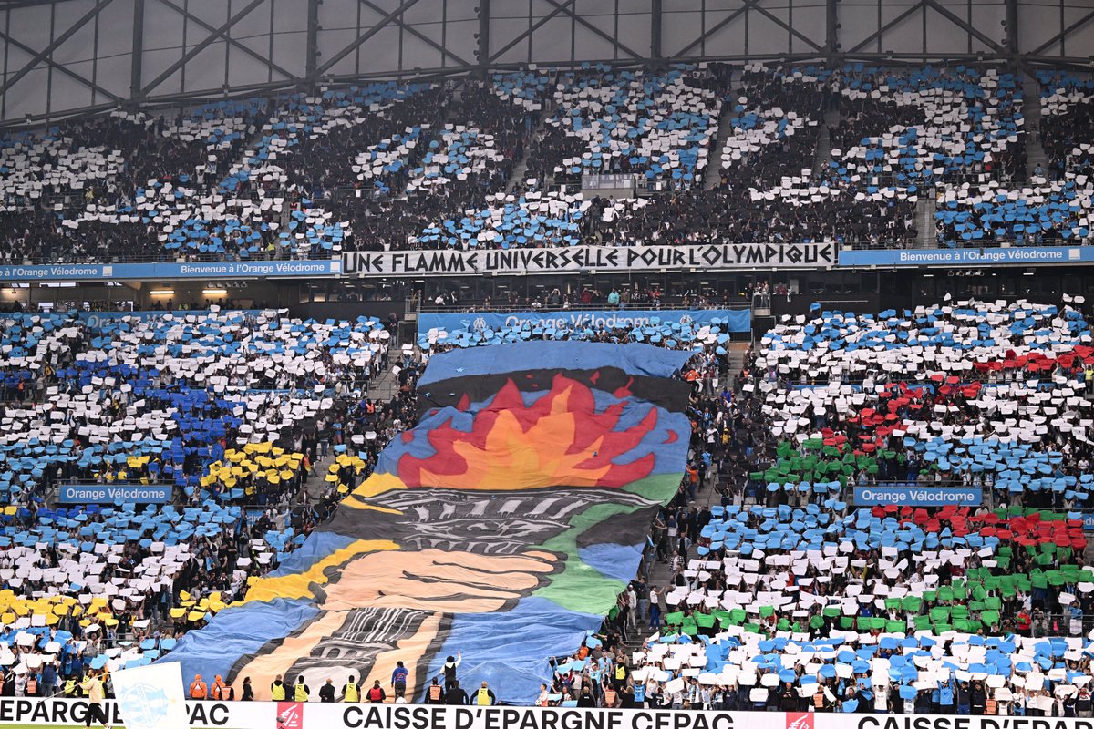 _BeFootball's tweet photo. Qui peut concurrencer le Vélodrome en terme d'ambiance et de tifos ? 🌋💙🤍 https://t.co/8qq5NgZUQ7