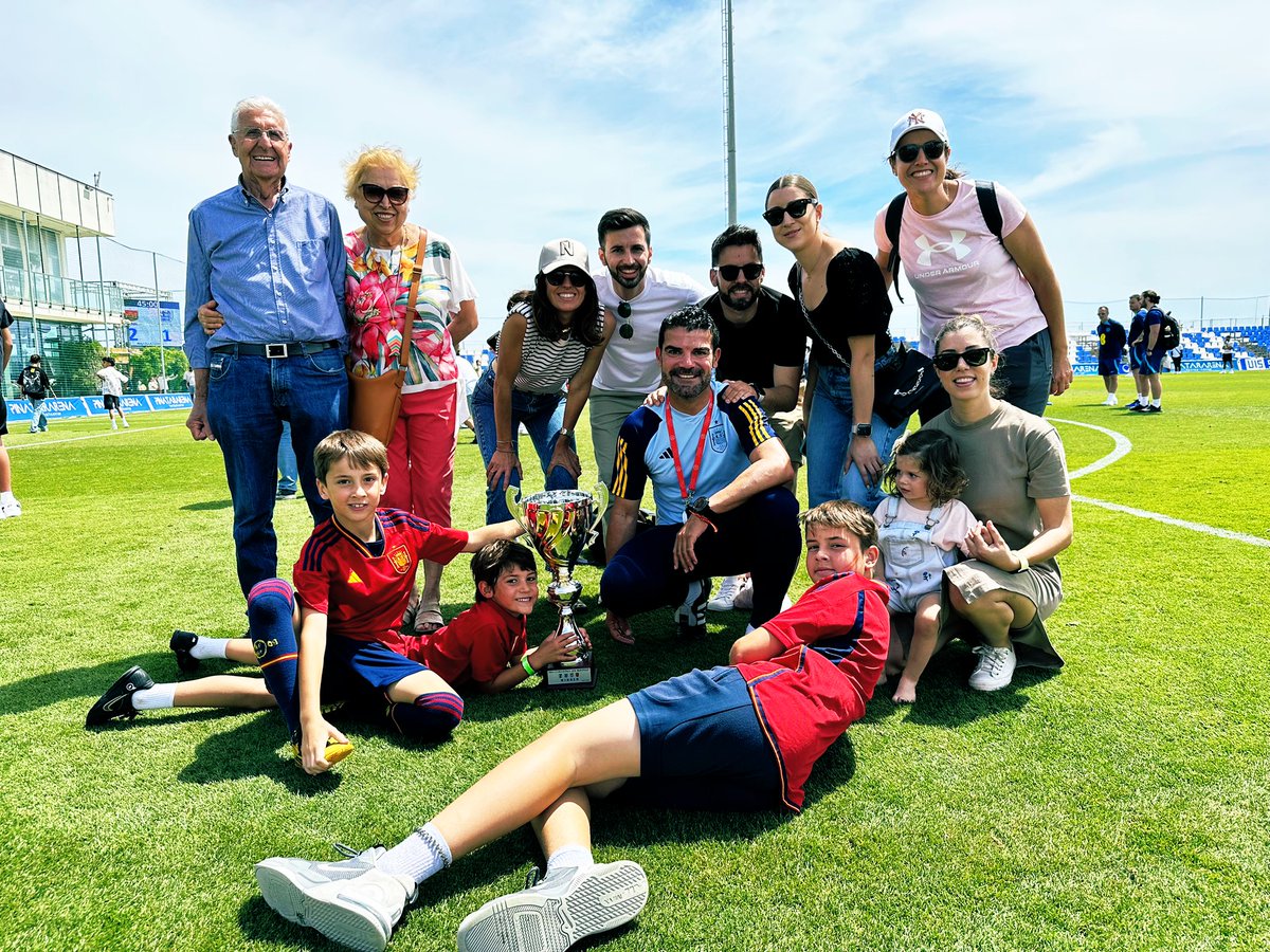 🇪🇸 Impresionante semana de fútbol internacional en <a href="/PinatarArena/">Pinatar Arena</a>; 

Muy feliz y orgulloso de la humildad, generosidad y esfuerzo de este grupo y de ganar este torneo especial junto a mi familia ❤️

⚽️Seguimos avanzando <a href="/SEFutbol/">Selección Española Masculina de Fútbol</a> 
#U15 #PinatarSupercup