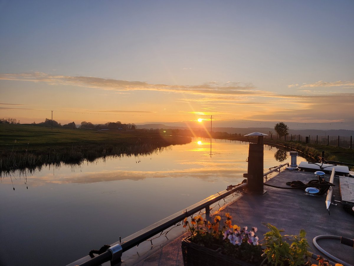 Sometimes you just need to take time to enjoy the view #narrowboat #narrowboat_jackthelad #narrowboating #sunsetvibes #narrowboats #canals #boatsthattweet