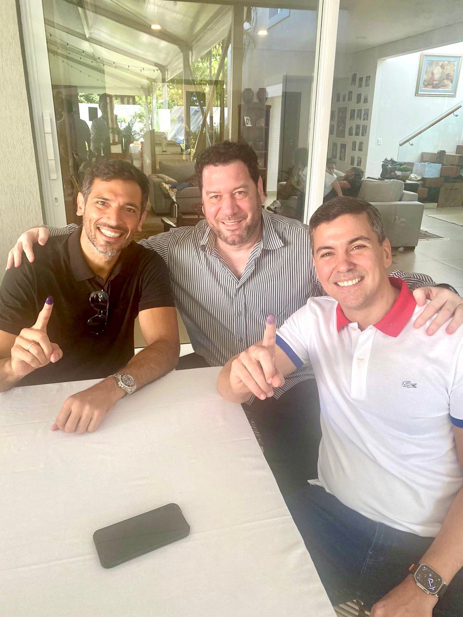 🚩 <a href="/RoqueSantaCruz/">Roque Santa Cruz</a>, <a href="/Turicappello/">Turi Cappello</a> y <a href="/SantiPenap/">Santiago Peña</a> tiene cara de que #VamosAEstarMejor 🇵🇾