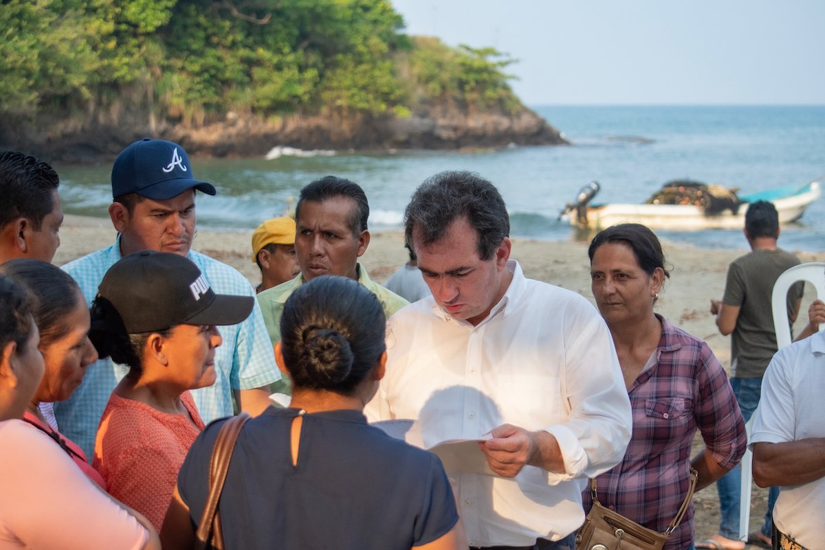 Pepe_Yunes's tweet photo. Regreso a platicar con las amigas y amigos #pescadores de los #tuxtlas porque el gobierno de #morena sigue retirándoles los apoyos. Quebraron la fuente de créditos para ellos y hoy no se aparecen para ver de frente a las familias afectadas que padecen la mala situación económica. https://t.co/4R3tUyZYOE