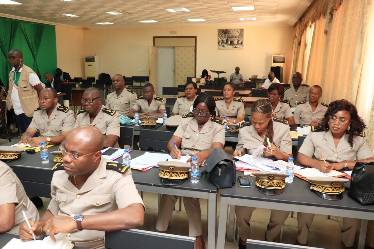 BAMBACheickDan's tweet photo. A l'occasion des cérémonies de lancement de la phase d'extension du #PAMOFOR dans les régions de l'Indenié-Djuablin et du N'zi, j'ai sollicité l'implication du corps préfectoral dont l'#engagement , demeure la clé de l’efficiente mise en œuvre de la phase d’extension du projet. https://t.co/wAPKrXyunV