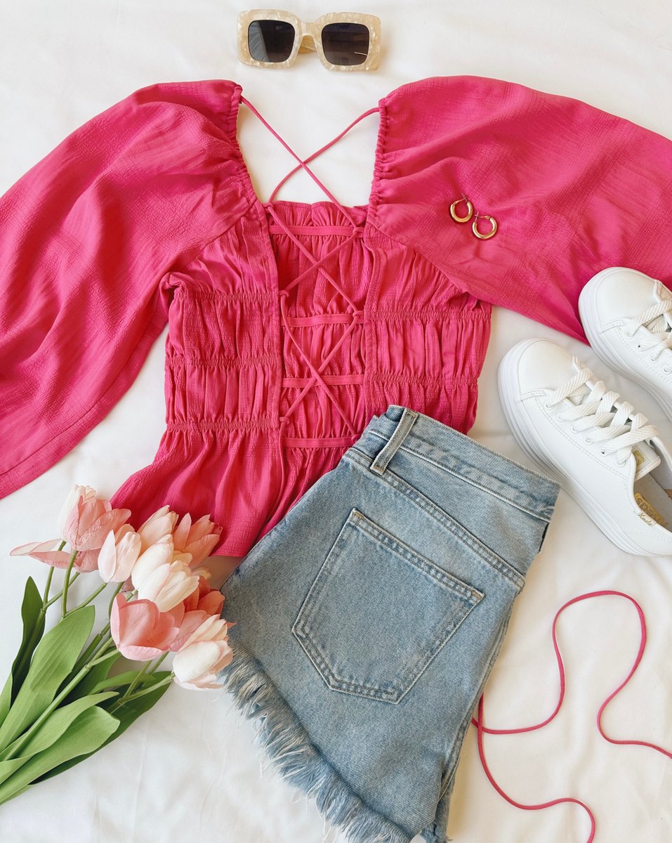 lulusdotcom's tweet image. Sunday farmers market + coffee run fit check 💞 #lovelulus #springootd #springoutfit #farmersmarket

PRODUCTS FEATURED:
🌷 Flirty Reveal Hot Pink Crop Top
🌷 Gigi Light Wash Denim Distressed Shorts
🌷 Triple Up White Leather Platform Sneakers