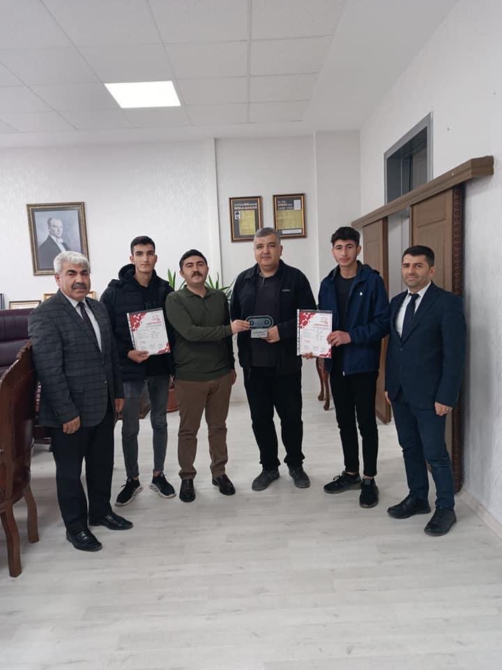 MMuharrem_Demir's tweet photo. Dünyanın en büyük robotik festivali Robotex International'ın Türkiye ayağı olan Robotex Türkiye’nin finalleri bugün Antalya’da yapıldı ve Gürün Türk Telekom Çok Programlı Anadolu Lisesi öğrencileri minisumo kategorisinde Türkiye Şampiyonu oldu. https://t.co/PhwADzk1oE