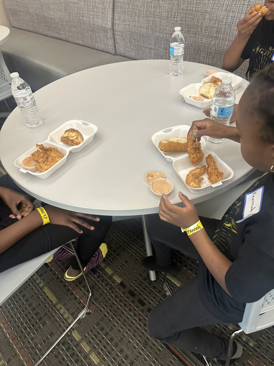 The MINIS had a blast!!🖤💛🖤