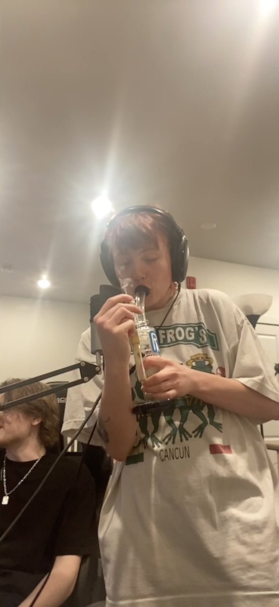 i NEED to be in the studio with laura les and a blunt