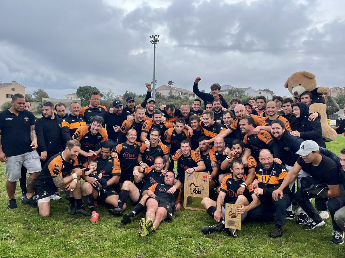 JC_Angelini's tweet image. Semu Campioni! Isula XV ramène le bouclier de Régionale 2 à #Portivechju et inscrit pour la première fois son nom au palmarès de la Ligue Sud PACA-Corse. Une victoire 13-11 qui récompense des années de travail auprès des jeunes du territoire! Forza! È tanti ringrazii à voi tutti