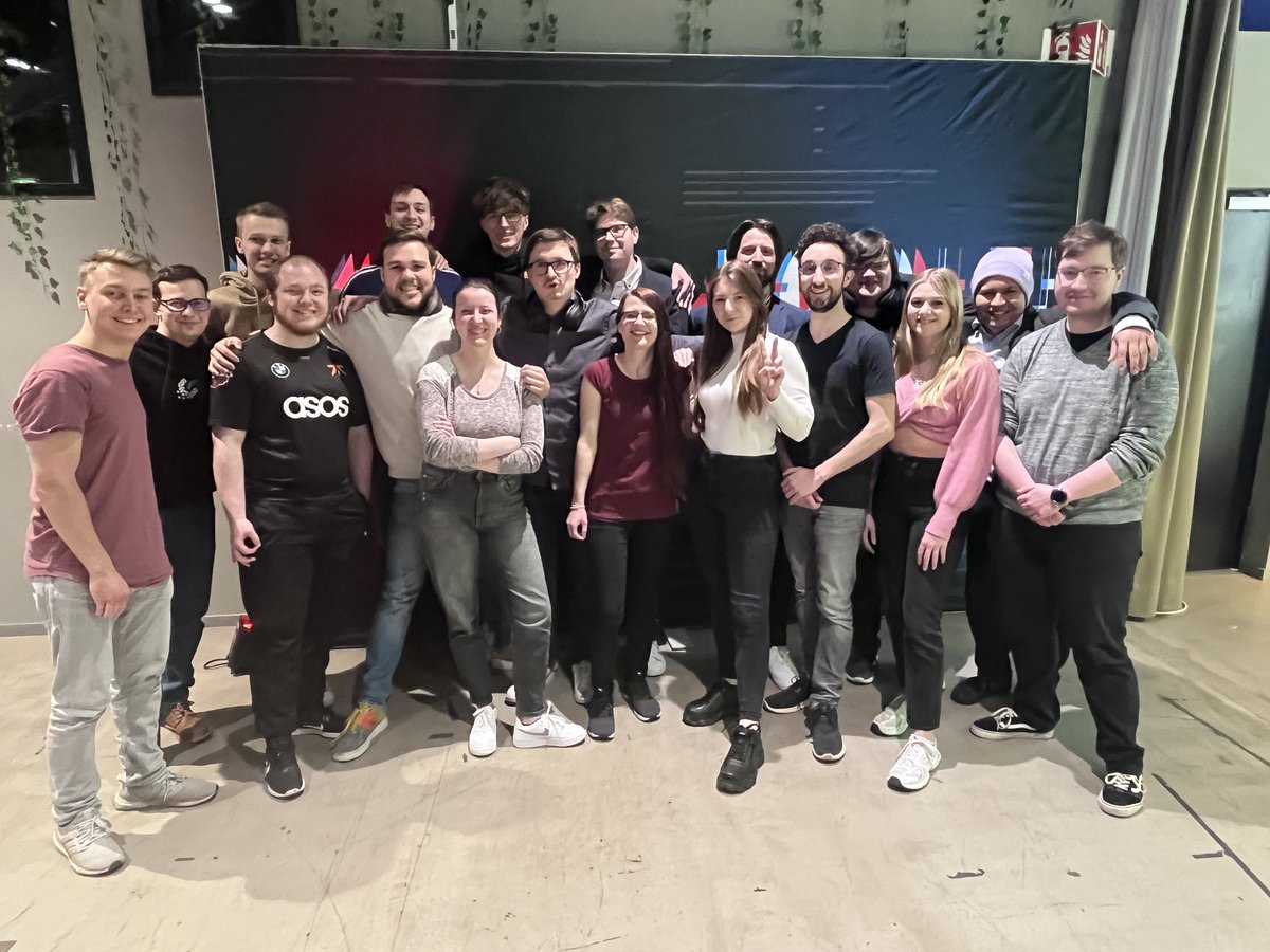 Unsere Helden ❤️❤️❤️ 
Danke!

<a href="/jan_l_offiziell/">Jan 'Slics' Lattermann</a> <a href="/jeff_der_cheff/">Jeff Gower</a> <a href="/Sebi_Ung/">Sebastian "Sujuki" Ungermanns</a> <a href="/FroggyMcFrogsen/">Moritz</a> <a href="/KarasCast/">KarasCast | Tim</a> @JustinWehr9 <a href="/lars_buttner/">Büttner mein Name</a> <a href="/JustKrincy/">Krincy</a> <a href="/KaraMelski_/">Mel</a> <a href="/Akamask_/">Patrick Decker/Akamask 🐬</a> <a href="/castingBanana/">Anna 🍌</a> <a href="/Neswht/">Nathalie | Neswhite</a> <a href="/CoachSkyflap/">BDS Skyflap</a> @LockeNico <a href="/coachtim_lol/">Olrik 'Coach Tim' Anderson</a> @forrealmaracuja <a href="/TheOneWhoBarcs/">justBarcley | Gabriel</a> <a href="/eugen221/">Eugen Stepanov</a> <a href="/BBE_vipeR/">Petrit Vidishiqi</a>