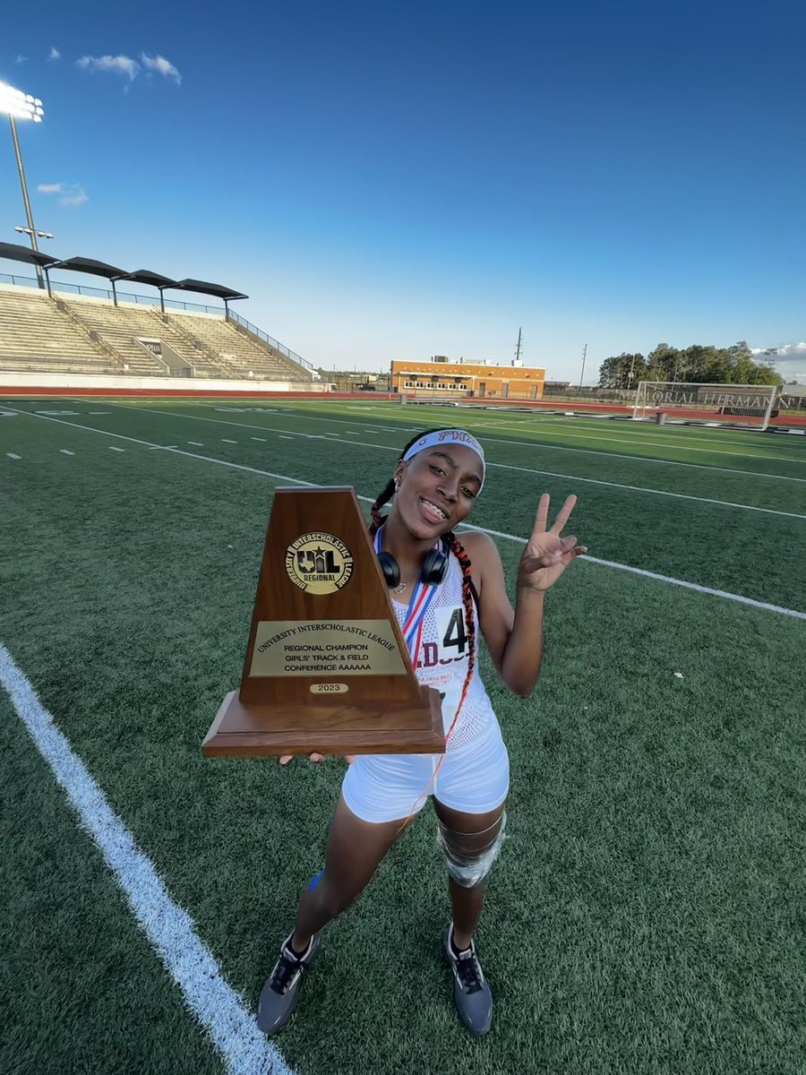 PhxPhire_2026's tweet photo. Still sinking in🤠.. Big Goals accomplished, Region 3- 6a Champs🏆 ,making it to state in all my events ,4*1/300h/4*4🥈🥈🥈events, what a BLESSING, thanks to all my coaches and teammates @scgirls_tf ♥️🖤, the #ROAD2STATE continues 💪🏾🏆🔥🙏🏾 https://t.co/o8tMlSl42U