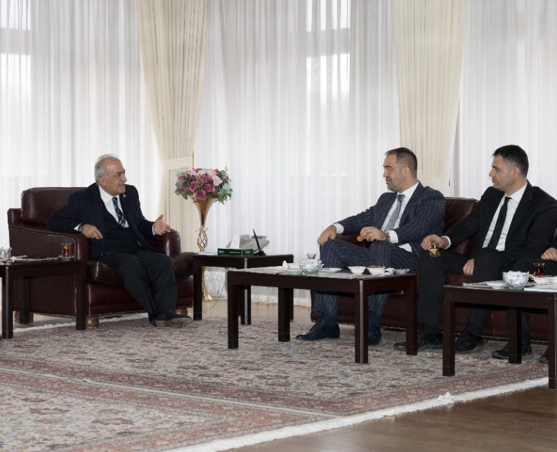 ademyurdagul's tweet photo. Değerli öğrenci kardeşlerim; Twitter üzerinden “ATA AÖF Yaz Okulu İstiyor” çağrınızı, Atatürk Üniversitesi Rektörümüz Sn. Prof. Dr. Ömer Çomaklı hocamıza ilettim. Değerli hocamız da bu durumla ilgili çalışma yaptıklarını ifade etti. İnşallah talebimiz olumlu bir şekilde karşılık bulur ve yaz okulu açılır. Kıymetli @rektorcomakli hocamıza teşekkür ediyor, şimdiden hepinize yaz okulunda başarılar diliyorum. 

Unutmadan, derslerden kalmak yok ona, göre çalışın ☺️

#ataaöfyazokuluistiyor
